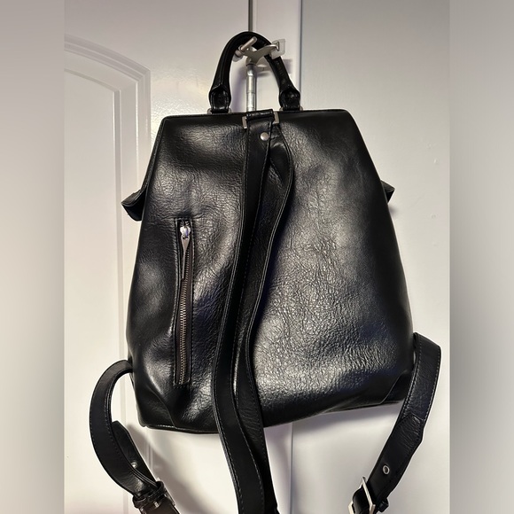Leather backpack - Picture 3 of 7